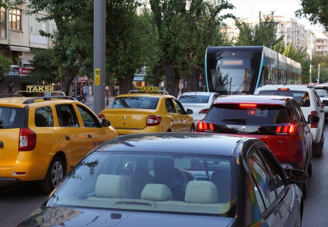 İzmir’de tramvay trafiğe takıldı